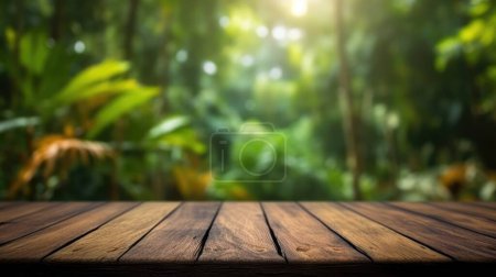 Foto de La mesa de madera vacía con fondo borroso de la selva amazónica. Imagen exuberante. - Imagen libre de derechos