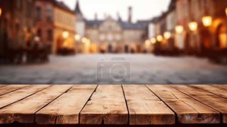 Téléchargez les photos : Le plateau en bois vide avec fond flou de la place de la ville. Image exubérante. - en image libre de droit