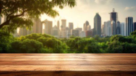Foto de La mesa de madera vacía con fondo borroso del horizonte del parque de la ciudad. Imagen exuberante. - Imagen libre de derechos