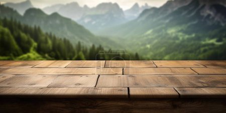 Téléchargez les photos : Le plateau brun en bois vide avec un fond flou de chemin de randonnée. Image exubérante. - en image libre de droit
