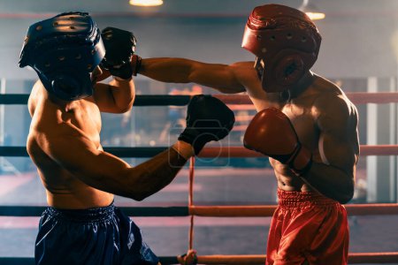 Téléchargez les photos : Deux boxeurs sportifs et musclés avec casque de sécurité ou protège-tête de boxe s'affrontent dans un match de boxe féroce. Combattant de boxe concurrent dans le ring de boxe. Impulsion - en image libre de droit