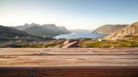 Foto de La mesa vacía de madera marrón con fondo borroso de Groenlandia en verano. Imagen exuberante. - Imagen libre de derechos