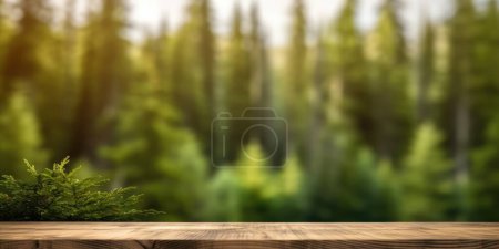 Téléchargez les photos : Le plateau en bois vide avec fond flou de forêt boréale. Image exubérante. - en image libre de droit