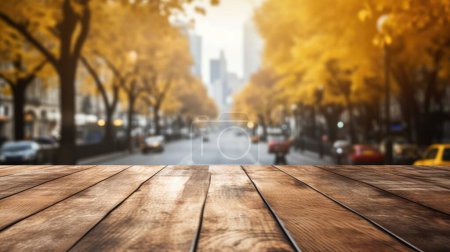 Téléchargez les photos : Le plateau en bois vide avec fond flou de la rue européenne en automne. Image exubérante. - en image libre de droit