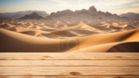 Téléchargez les photos : Le plateau brun en bois vide avec un fond flou de montagne de dunes désertiques. Image exubérante. - en image libre de droit