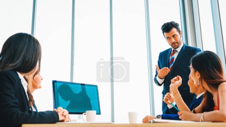 Téléchargez les photos : Les gens d'affaires dans la salle de conférence avec écran vert chroma clé TV ou ordinateur sur la table de bureau. Groupe diversifié d'hommes et de femmes d'affaires en réunion par vidéoconférence. Jivy - en image libre de droit