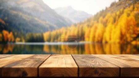 Téléchargez les photos : Le plateau en bois vide avec fond flou de lac et de montagne en automne. Image exubérante. - en image libre de droit