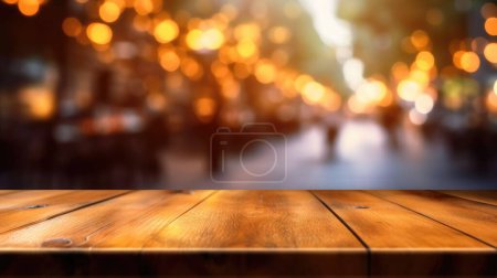 Téléchargez les photos : Le dessus de table en bois vide avec fond flou de café extérieur dans la rue. Image exubérante. - en image libre de droit