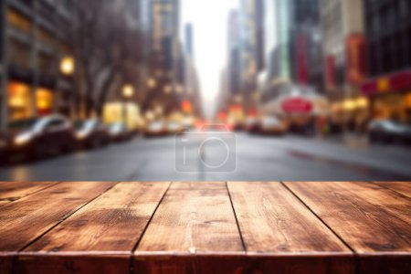 Téléchargez les photos : Le plateau en bois vide avec fond flou de la rue NYC. Image exubérante. - en image libre de droit