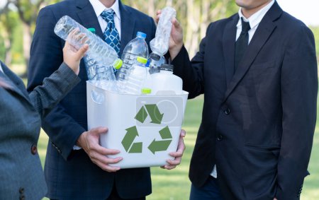 Foto de Concepto de día de limpieza, voluntario corporativo con gente de negocios ecológicos limpiando bosques con gestión de residuos para reciclar para un medio ambiente limpio sostenible con reciclaje y principio ESG. Gyre. - Imagen libre de derechos