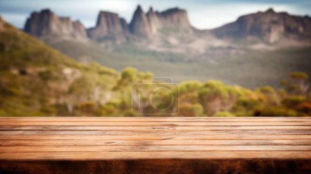 Foto de La mesa marrón de madera vacía con fondo borroso de la montaña Cradle en Tasmania. Imagen exuberante. - Imagen libre de derechos
