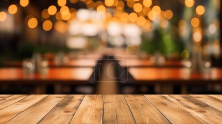 Téléchargez les photos : Le plateau en bois vide avec fond flou du restaurant. Image exubérante. - en image libre de droit