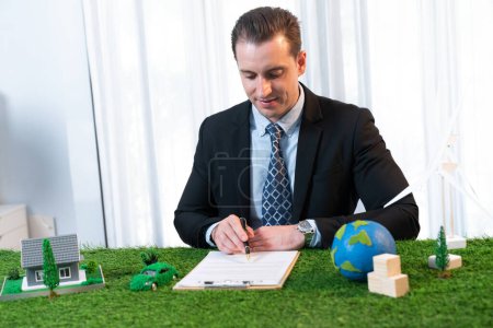 Geschäftsmann oder geschäftsführender CEO bei der Unterzeichnung eines Abkommens über Umweltregulierung zur Rettung der Erde durch nachhaltige Energienutzung und CO2-Reduzierung für eine grünere Zukunft. Urig
