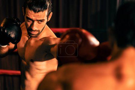 Téléchargez les photos : Deux boxeurs sportifs et musclés s'affrontent dans un match de boxe féroce. Combattant de boxe concurrent dans le ring de boxe. Impulsion - en image libre de droit