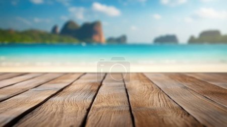 Téléchargez les photos : Le plateau en bois vide avec fond flou de la plage de Thaïlande. Image exubérante. - en image libre de droit
