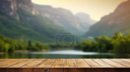 Téléchargez les photos : Le plateau brun en bois vide avec fond flou de rivière et de montagne. Image exubérante. - en image libre de droit