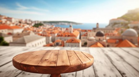 Foto de La mesa de madera vacía con fondo borroso del casco antiguo de Dubrovnik. Imagen exuberante. - Imagen libre de derechos