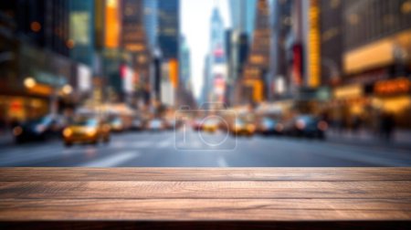 Téléchargez les photos : Le plateau en bois vide avec fond flou de la rue NYC. Image exubérante. - en image libre de droit