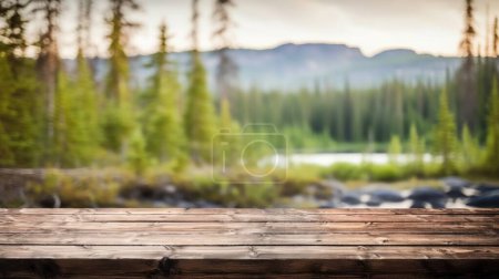 Die leere hölzerne braune Tischplatte mit verschwommenem Hintergrund der finnischen Natur. Überschäumendes Image.