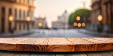 Téléchargez les photos : Le plateau en bois vide avec fond flou de la rue Rome. Image exubérante. - en image libre de droit
