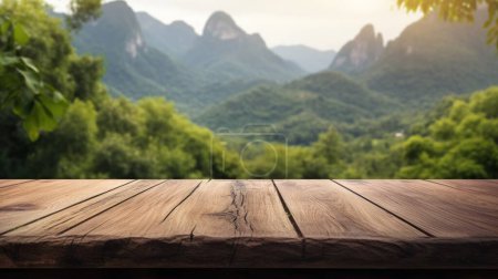 Foto de La mesa de madera vacía marrón con fondo borroso de sendero de trekking. Imagen exuberante. - Imagen libre de derechos