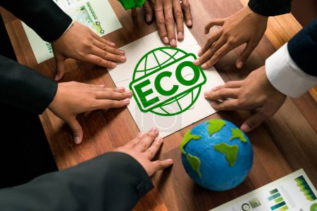 Groupe cohérent de gens d'affaires formant des pièces de puzzle dans le symbole de sensibilisation à l'environnement en tant que responsabilité environnementale de l'entreprise pour la communauté et une solution durable pour une Terre plus verte. Charmante.
