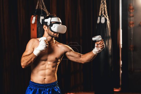 Foto de Entrenamiento de boxeador utilizando tecnología VR o realidad virtual, usando auriculares VR con técnica de entrenamiento de boxeo inmersivo utilizando controlador para mejorar su habilidad en el entorno del simulador de boxeo. Impulso - Imagen libre de derechos