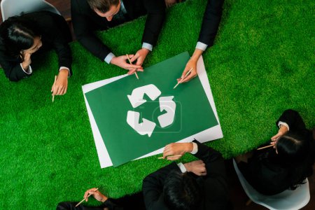 Top view panorama banner recycler icône sur la table de réunion dans le bureau avec les gens d'affaires qui planifient l'investissement éco-entreprise sur la gestion des déchets que le recyclage réduire concept de réutilisation pour un écosystème propre. Charmante.