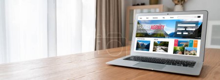 Téléchargez les photos : Site d'agence de voyage en ligne pour la recherche de modish et offres de planification de voyage affaire et forfait pour vol, hôtel et réservation de voyage - en image libre de droit