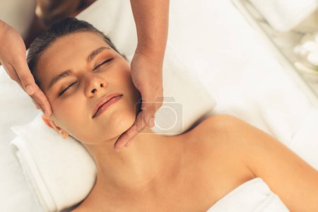 Foto de Panorama vista superior de la mujer disfrutando de relajante masaje de la cabeza anti-estrés y mimar belleza facial recreación de la piel de ocio en dayspa ambiente de luz moderna en el complejo de lujo o salón de spa del hotel. Silencioso. - Imagen libre de derechos