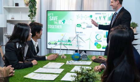 Foto de El líder empresarial hace una presentación sobre la implementación ecológica con el fin de reducir las emisiones de CO2 y hacer ecología sostenible para un futuro más verde con tecnología de energías alternativas renovables. Pintoresco - Imagen libre de derechos