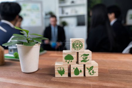 Téléchargez les photos : Symbole ECO sur cube en bois organisé pour l'utilisation alternative d'énergie propre et la mise en œuvre dans le concept d'entreprise pour une Terre plus verte et durable avec la politique de responsabilité sociale des entreprises. Charmante. - en image libre de droit