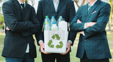 Téléchargez les photos : Concept de journée de nettoyage, volontariat d'entreprise avec des gens d'affaires écologiques nettoyage de la forêt avec gestion des déchets pour recycler pour un environnement propre durable avec recyclage et principe ESG. Pneumatique - en image libre de droit