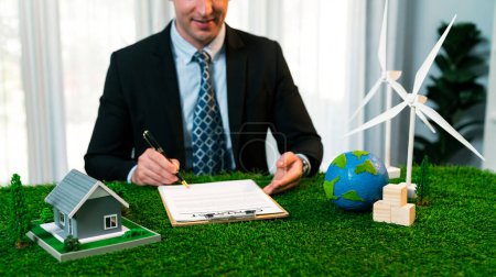Foto de Empresario o CEO en oficina firman acuerdo de regulación ambiental para salvar la Tierra con la utilización sostenible de la energía y la reducción de CO2 para un futuro más verde. Pintoresco - Imagen libre de derechos