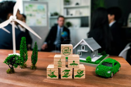 Téléchargez les photos : Net Zero icône sur cube en bois organisé pour l'utilisation alternative d'énergie propre et la mise en œuvre dans le concept d'entreprise pour une Terre plus verte et durable avec la biotechnologie pour réduire les émissions de CO2. Charmante. - en image libre de droit