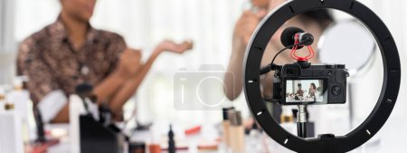 Frauen Influencer schießen Live-Streaming-Vlog Video Review Make-up entscheidenden sozialen Medien oder Blog. Glückliches junges Mädchen mit Kosmetikstudio-Beleuchtung für Marketing-Aufnahmen, die online ausgestrahlt werden.