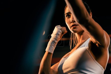 Téléchargez les photos : Entraînement de boxeuse asiatique Muya Thai, coup de poing enveloppé à la main au sac de coups de pied à la salle de gym. Mode de vie sain en sport et en conditionnement physique, Entraînement de force et d'endurance pour un match de boxe. Impulsion - en image libre de droit