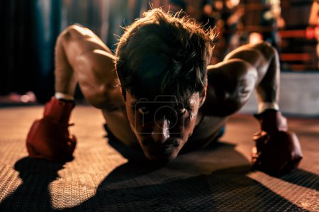 Téléchargez les photos : Boxer masculin push-up et échauffement avant l'entraînement de boxe dans la salle de gym avec gant rouge. Fitness et entraînement d'art martial, transpiration et corps musclé boxeur boxeur exercices push-ups. Impulsion - en image libre de droit