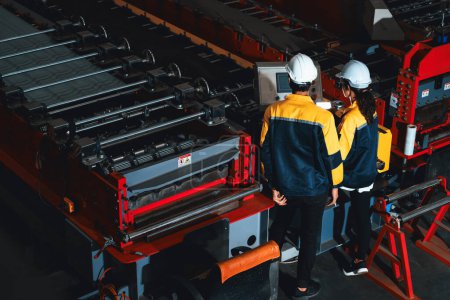Téléchargez les photos : Inspecteur de contrôle de la qualité de l'usine effectuer une inspection de sécurité sur les machines en acier et processus de fabrication. Ingénieur ou opérateur font l'optimisation dans l'industrie lourde. Vue d'ensemble Exemplifier - en image libre de droit