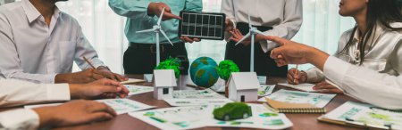 Foto de Reunión de empresas de energía verde con empresarios que planifican y discuten la comercialización de productos de energía limpia sostenibles y renovables con células solares y generadores de aerogeneradores. Trailblazing - Imagen libre de derechos