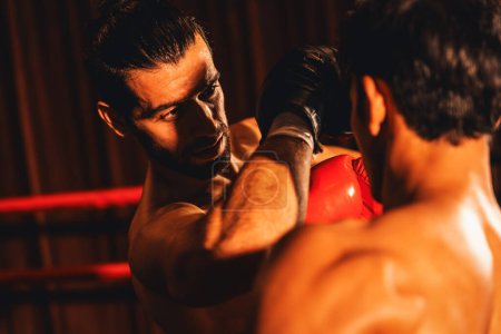 Téléchargez les photos : Le boxeur asiatique et caucasien Muay Thai lance une attaque de coude dans un match de boxe féroce. boxer thaïlandais avec un corps musclé fort échangeant coup de poing et coup de coude avec des prouesses de combat implacables. Impulsion - en image libre de droit
