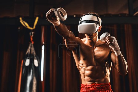 Foto de Entrenamiento de boxeador utilizando tecnología VR o realidad virtual, usando auriculares VR con técnica de entrenamiento de boxeo inmersivo utilizando controlador para mejorar su habilidad en el entorno del simulador de boxeo. Impulso - Imagen libre de derechos
