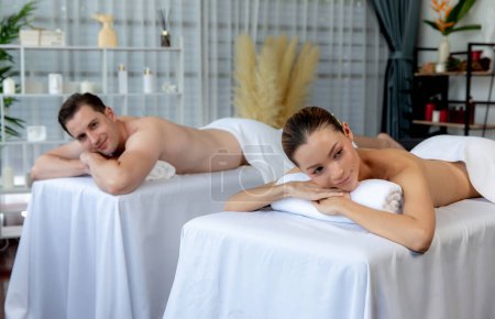 Foto de Cliente de pareja caucásica disfrutando de un relajante masaje de spa anti-estrés y mimándose con el ocio recreativo de belleza de la piel en el spa de salón ambiental de luz diurna en un resort de lujo u hotel. Silencioso. - Imagen libre de derechos