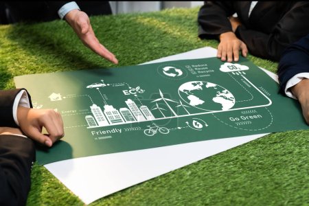 Téléchargez les photos : Projet d'investissement ESG avec les chefs d'entreprise lors de la réunion discuter et investir projet vert pour sauver la Terre avec zéro net durable et la technologie d'énergie alternative pour l'environnement futur. Dépendance - en image libre de droit