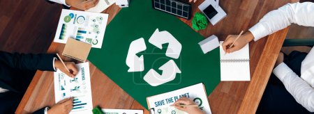 Foto de Las personas de negocios que planean y discuten sobre reciclaje reducen el símbolo de la política de reutilización en la sala de reuniones de la oficina. Empresa empresarial ecológica con concepto de regulación de la gestión de residuos respetuoso del medio ambiente.Trailblazing - Imagen libre de derechos