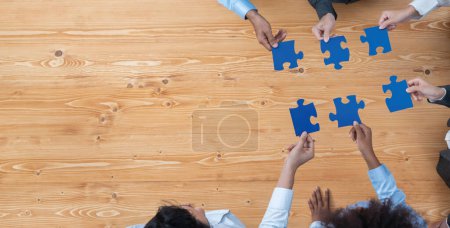 Téléchargez les photos : Panorama vue du dessus divers cadre de l'entreprise collaborent dans le bureau relier pièce de puzzle comme partenariat et concept de travail d'équipe. Unité et synergie dans le succès de l'entreprise avec puzzle. Concord - en image libre de droit