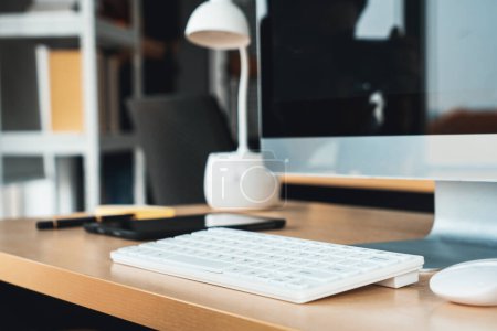 Téléchargez les photos : Fermez le clavier ordinateur de bureau PC sur la table dans un petit bureau moderne ou un bureau à domicile. Intérieur de travail à la mode. Jivy - en image libre de droit