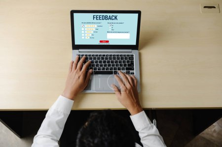 Foto de Comentarios de los clientes y análisis de revisión por software informático moderno para negocios corporativos - Imagen libre de derechos
