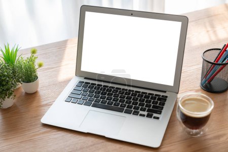 Foto de Pantalla vacía blanca en la computadora moderna para su maqueta de diseño en la pantalla del monitor - Imagen libre de derechos