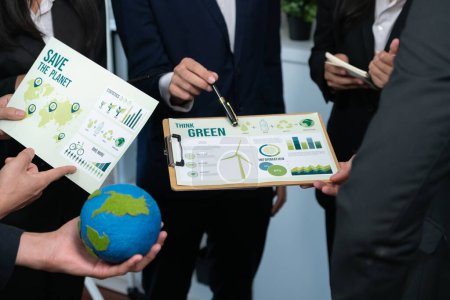 Téléchargez les photos : Divers groupes de gens d'affaires discutent de l'utilisation d'énergies alternatives pour une Terre plus verte et durable en réduisant les émissions de CO2 et le crédit carbone grâce aux technologies d'énergies propres renouvelables. Charmante. - en image libre de droit